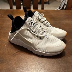 Nike Air Huarache women’s 7